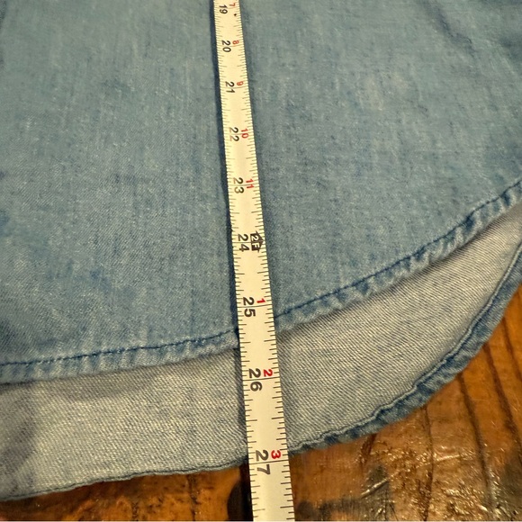 Old Navy Boyfriend Denim Shirt Light Wash Button Down Size Small - Picture 6 of 8